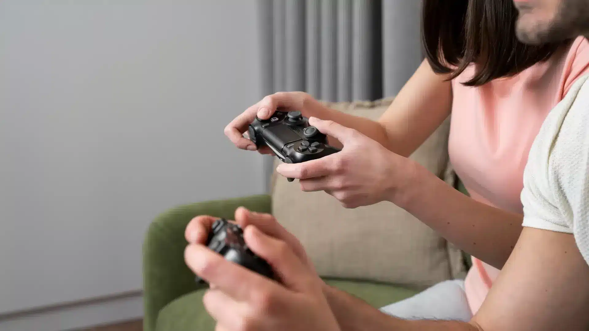 La manette PS4 peut être appairée avec plusieurs appareils, mais uniquement un à la fois. La manette PS4 peut être appairée avec plusieurs appareils, mais uniquement un à la fois.