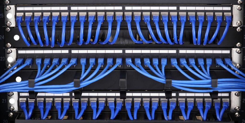 Techniquement, un panneau brassage est une interface de connexion regroupant plusieurs ports permettant d'interconnecter les équipements réseau. Techniquement, un panneau brassage est une interface de connexion regroupant plusieurs ports permettant d'interconnecter les équipements réseau.