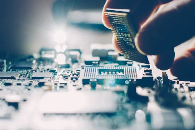 Sur le plan technique, l’eSIM fonctionne grâce à une puce programmable embarquée dans l’appareil, conforme aux spécifications définies par la GSMA. Sur le plan technique, l’eSIM fonctionne grâce à une puce programmable embarquée dans l’appareil, conforme aux spécifications définies par la GSMA.