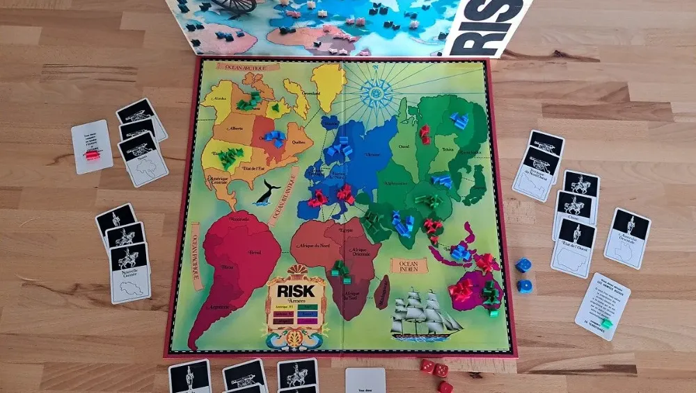 Risk est un jeu de stratégie mondial où l'objectif est de conquérir le plus de territoires possible. Risk est un jeu de stratégie mondial où l'objectif est de conquérir le plus de territoires possible.