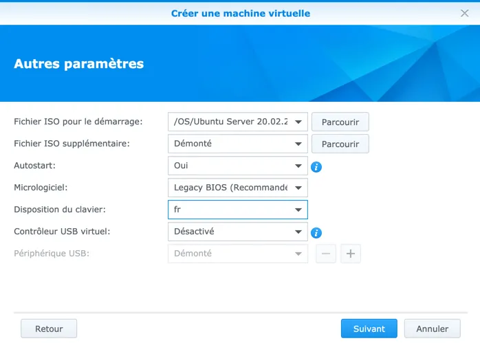 Vous pouvez personnaliser quelques options de votre VM comme le micrologiciel, le clavier, activer les contrôleurs USB, ... Vous pouvez personnaliser quelques options de votre VM comme le micrologiciel, le clavier, activer les contrôleurs USB, ...