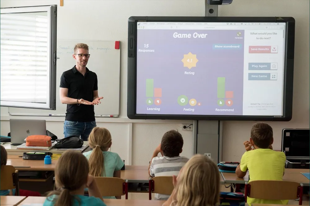 La pandémie a accéléré la transition vers l'apprentissage en ligne, rendant la technologie indispensable dans les écoles. Les salles de classe virtuelles, les devoirs dans le cloud et les applications d'apprentissage alimentées par l'IA sont devenus la norme pour les élèves. La pandémie a accéléré la transition vers l'apprentissage en ligne, rendant la technologie indispensable dans les écoles. Les salles de classe virtuelles, les devoirs dans le cloud et les applications d'apprentissage alimentées par l'IA sont devenus la norme pour les élèves.
