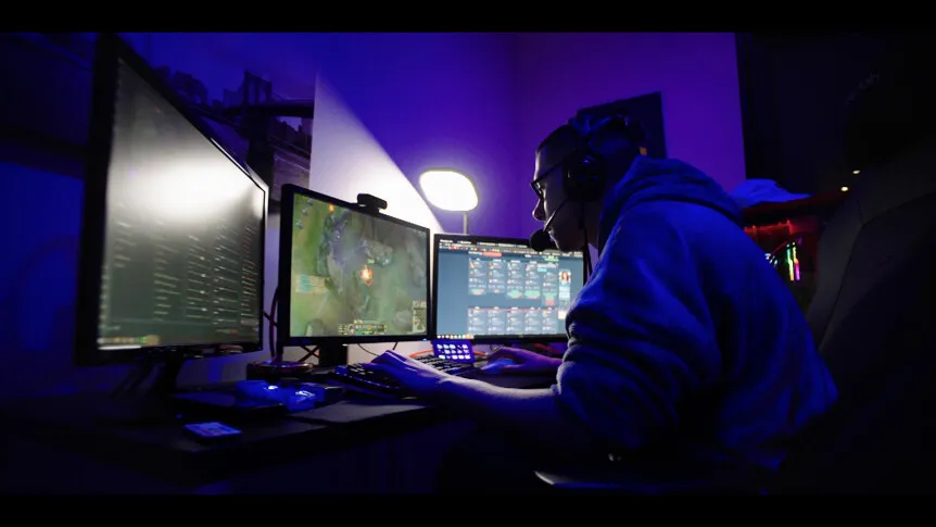 On présente souvent les streamers comme des privilégiés. Pourtant, eux aussi sont pris dans une logique d’exploitation.