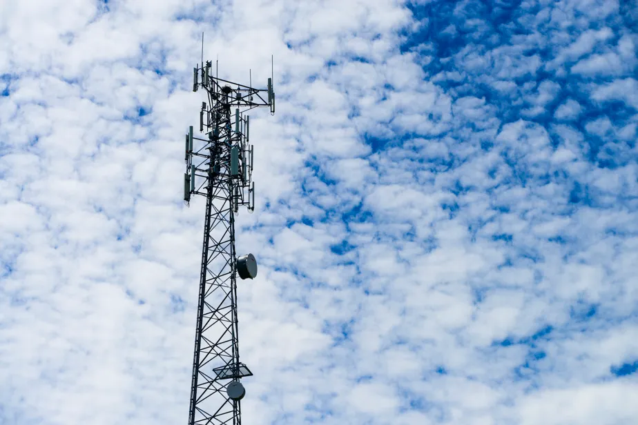 Le secteur québécois des télécommunications est historiquement dominé par de grands groupes Le secteur québécois des télécommunications est historiquement dominé par de grands groupes